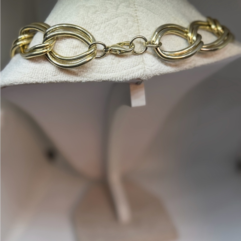 Elegant Gold Chain Necklace - Picture 3 of 3
